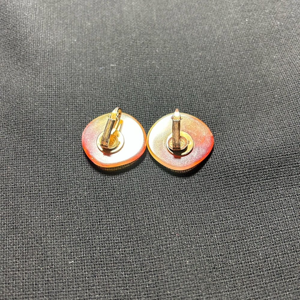 VTG Beautiful Amber Swirled Plastic Clip on earrings. Unbranded. - Picture 4 of 7